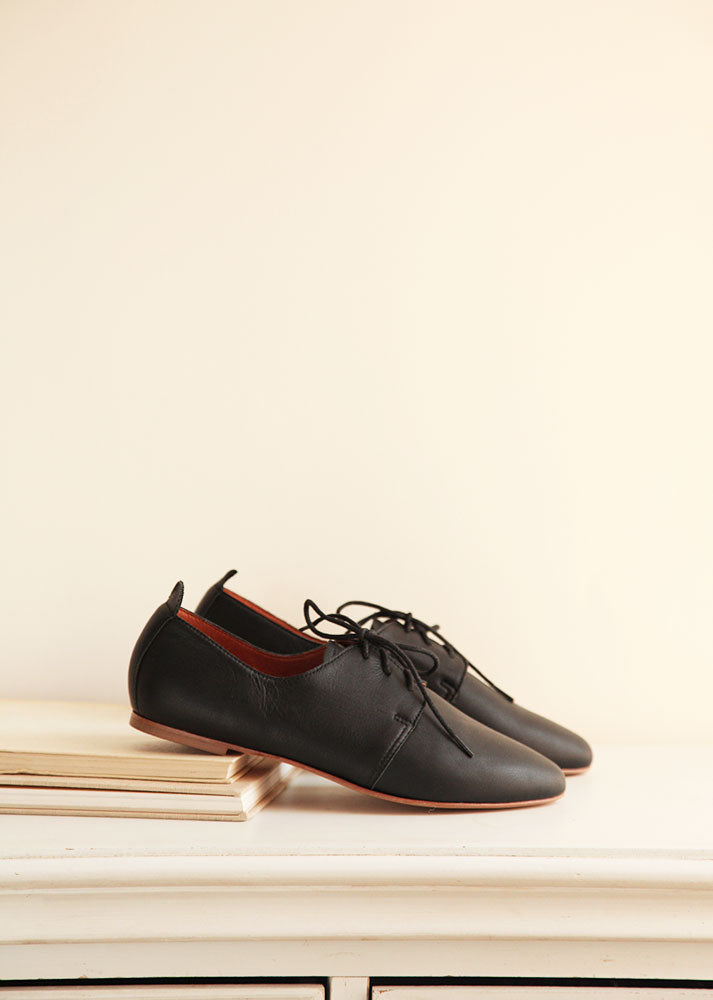 classic black leather oxford shoes in black colour from the side